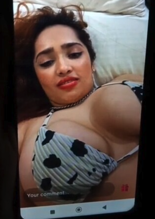 Bollywood actress Aditimistry show her tits on Live Chat